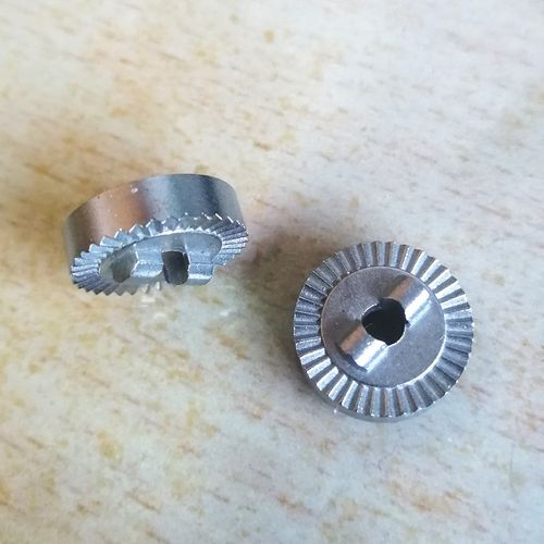 粉末冶金在渔具棘轮拨钮与端面齿零部件定制中的应用